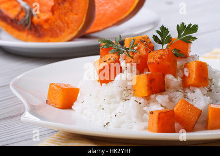 Risotto mit Kürbis Nahaufnahme auf einer Platte. horizontale Stockfoto