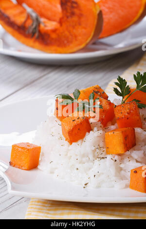 Risotto mit Kürbis Nahaufnahme auf einer Platte. vertikale Stockfoto