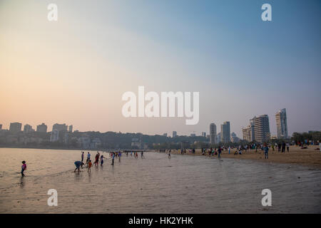 Sonnenuntergang über Chowpaty Beach in Mumbai (Bombay), berühmtesten Strand der Stadt. Stockfoto