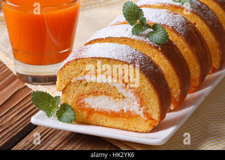 Leckere Nachspeise Kürbis Brötchen mit Creme Closeup auf Tisch Stockfoto