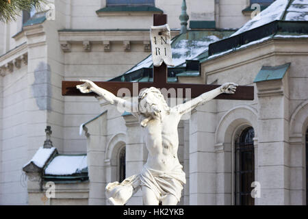 Ein Kreuz mit dem Gekreuzigten Jesus Christus in der Nähe der Blumentalkirche in Bratislava, Slowakei. Stockfoto