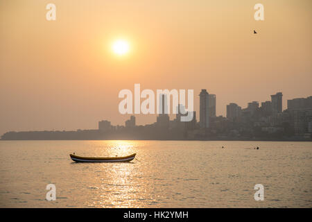 Sonnenuntergang über Chowpaty Beach in Mumbai (Bombay), berühmtesten Strand der Stadt. Stockfoto