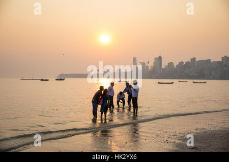 Sonnenuntergang über Chowpaty Beach in Mumbai (Bombay), berühmtesten Strand der Stadt. Stockfoto