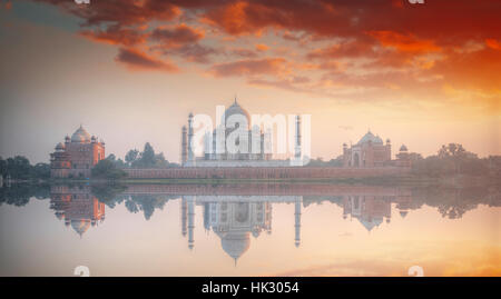 Taj Mahal. weißen Marmor-Mausoleum am südlichen Ufer des Flusses Yamuna in der indischen Stadt Agra, Uttar Pradesh. Stockfoto