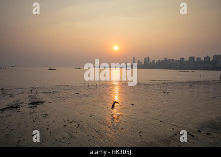 Sonnenuntergang über Chowpaty Beach in Mumbai (Bombay), berühmtesten Strand der Stadt. Stockfoto