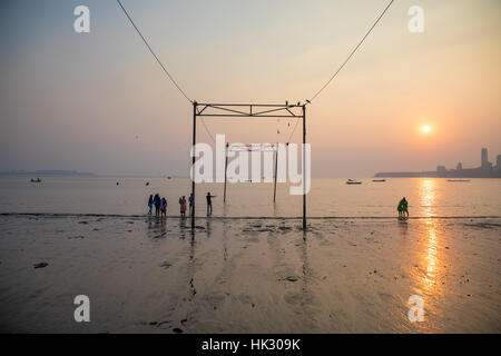 Sonnenuntergang über Chowpaty Beach in Mumbai (Bombay), berühmtesten Strand der Stadt. Stockfoto