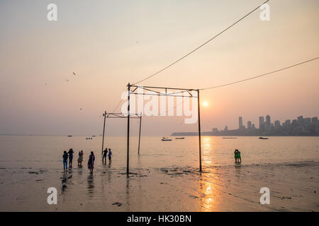 Sonnenuntergang über Chowpaty Beach in Mumbai (Bombay), berühmtesten Strand der Stadt. Stockfoto