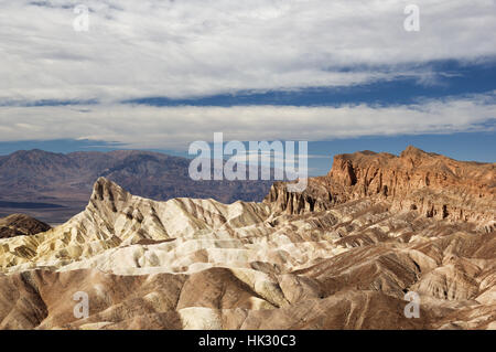 Manly Beacon und rot Kathedrale von Zabriskie Point im Death Valley National Park gesehen Stockfoto