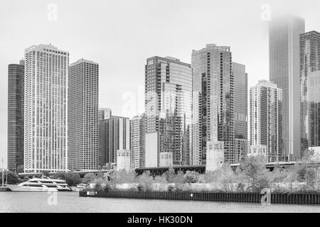 Schwarz / weiß Foto von Chicago moderne Uferpromenade an einem nebligen Tag, USA. Stockfoto