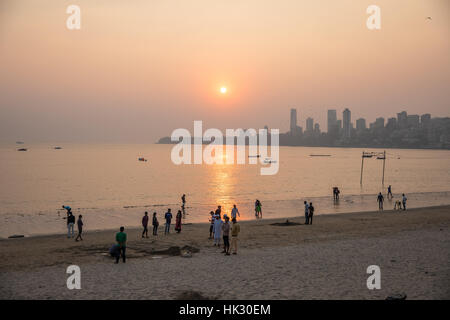 Sonnenuntergang über Chowpaty Beach in Mumbai (Bombay), berühmtesten Strand der Stadt. Stockfoto