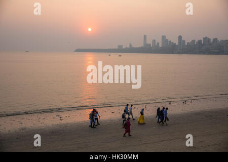 Sonnenuntergang über Chowpaty Beach in Mumbai (Bombay), berühmtesten Strand der Stadt. Stockfoto