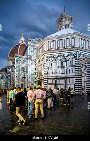 Dom Santa Maria del Fiore und Baptisterium des Heiligen Johannes am Abend, Florenz, Toskana, Italien. Stockfoto