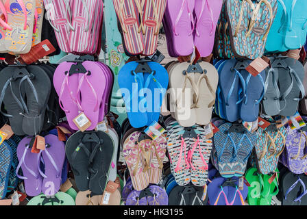 Eine Darstellung der Rubber Flip Flops und Sandalen vor einem Geschäft auf der Fußgängerzone zu Fuß in Venice Beach, Kalifornien. Stockfoto