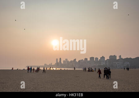 Sonnenuntergang über Chowpaty Beach in Mumbai (Bombay), berühmtesten Strand der Stadt. Stockfoto