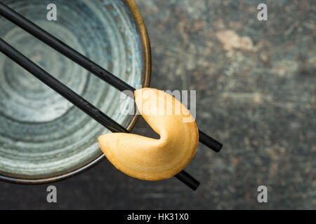 Die Glückskekse auf Essstäbchen. Ansicht von oben. Stockfoto