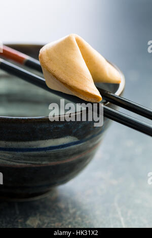 Die Glückskekse auf Essstäbchen. Stockfoto