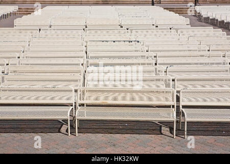 Bei der Spreckles Orgel Pavillon im Balboa Park, San Diego CA uns Sitzplätze im Freien.  Dieses einzigartige Orgel enthält 4.530 Rohre in einer Länge von s Stockfoto