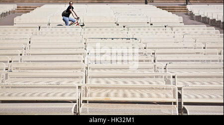 Bei der Spreckles Orgel Pavillon im Balboa Park, San Diego CA uns Sitzplätze im Freien.  Dieses einzigartige Orgel enthält 4.530 Rohre in einer Länge von s Stockfoto