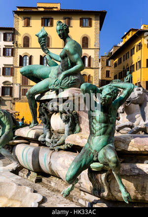 Einige der Bronze Figuren auf der Neptun Brunnen Rand, Piazza Della Signoria, Florenz, Italien. Stockfoto