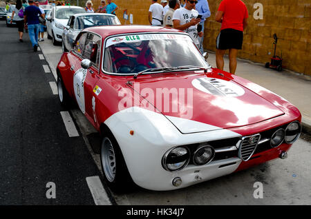 6. Oktober 2016, Mellieha Bay, Triq Il-Marfa, Malta - Alfa Romeo Giulia auf der Malta Classic 2016 vor dem Rennen. Stockfoto