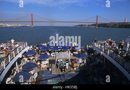 Marco Polo Kreuzfahrtschiff Abflug Lissabon bei Sonnenuntergang Stockfoto