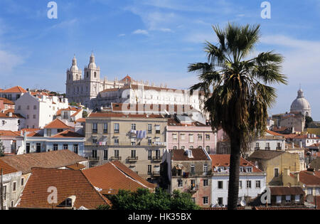 Kloster São Vicente de Fora dominiert die Altstadt Alfama, Lissabon, Portugal Stockfoto