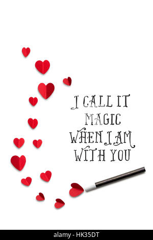 Kreative Valentines Konzept Foto ein Zauberstab mit Herzen auf weißem Hintergrund. Stockfoto