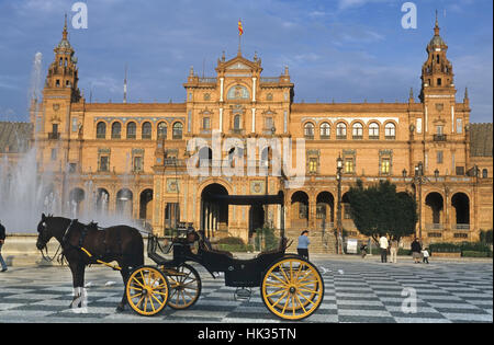 Kutsche warten auf Touristen in Plaza de Espana, Sevilla, Spanien Stockfoto