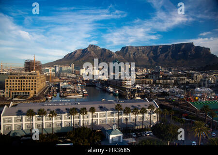 Table Mountain gesehen vom Riesen-Riesenrad in der V & A Waterfront, Cape Town, Südafrika Stockfoto