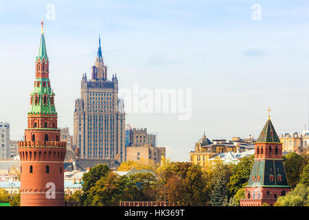 Ministry of Foreign Affairs aus Russland Hauptgebäude mit Kreml-Turm und Bäume im Vordergrund Stockfoto