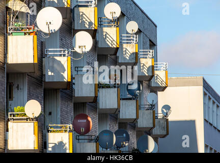 Viele TV-Satelliten-Antennen an einem Wohnhaus für TV-Empfang, Sat-TV, Stockfoto