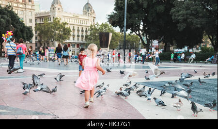 Barcelona, Spanien - 25. August 2014: Normale Menschen und Tauben sind am Placa de Catalunya in Barcelona Stockfoto