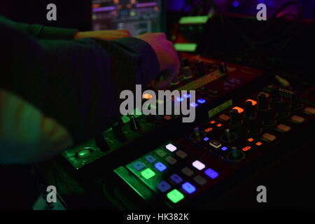DJ Mischpult im Nachtclub mit Lichtern mit grünen Ton zu spielen Stockfoto