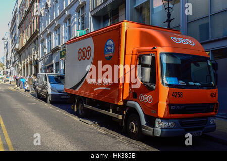 Stadtzentrum von Birmingham, UK. TNT-Lieferwagen. Stockfoto