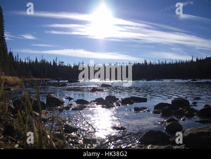 Die Sonne scheint auf einen kleinen Teich in Colorado Roosevelt National Forest. Stockfoto