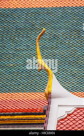 Schöne Verzierung eines der Wat Phra Kaew Tempel komplexen Gebäuden. Der Komplex ist Buddha gewidmet. Bangkok, Thailand. Stockfoto