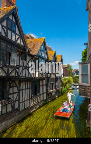 Einem Kahn über den Fluss Stour Canterbury mit der Weber-Hütten Stockfoto