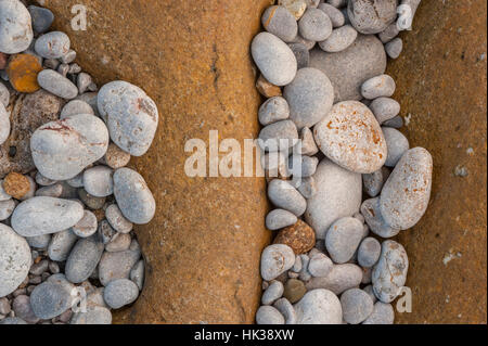 Kieselsteine und Felsen am Strand von Seriol annglesey Stockfoto