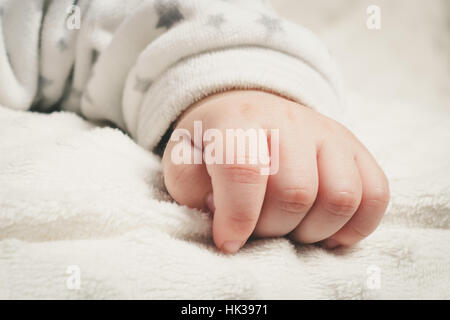 Der Makro Nahaufnahme auf Neugeborenen hand Stockfoto