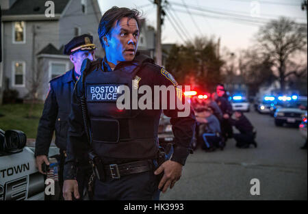 Patriots Day ist eine 2016 US-amerikanischer Thriller-Drama Film unter der Regie von Peter Berg und geschrieben von Berg, Matt Cook und Joshua Zetumer, basierend auf dem Buch Boston Strong von Casey Sherman und Dave Wedge. Mark Wahlberg, J. K. Simmons, John Goodman, Kevin Bacon und Michelle Monaghan in den Hauptrollen.  Dieses Foto ist nur zu redaktionellen Zwecken und unterliegen dem Copyright von der Filmgesellschaft und/oder der Fotograf von dem Film oder der Firma zugeordnet und kann nur durch Veröffentlichungen im Zusammenhang mit der Förderung der oben genannten Film reproduziert werden. Eine obligatorische Gutschrift auf die Filmgesellschaft ist erforderlich. Das Foto Stockfoto