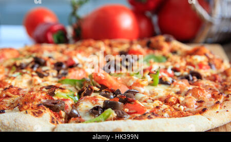 Pizza auf einer Holzoberfläche Stockfoto