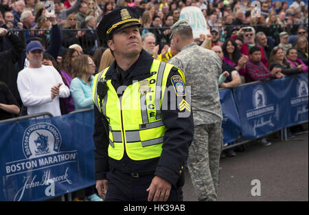 Patriots Day ist eine 2016 US-amerikanischer Thriller-Drama Film unter der Regie von Peter Berg und geschrieben von Berg, Matt Cook und Joshua Zetumer, basierend auf dem Buch Boston Strong von Casey Sherman und Dave Wedge. Mark Wahlberg, J. K. Simmons, John Goodman, Kevin Bacon und Michelle Monaghan in den Hauptrollen.  Dieses Foto ist nur zu redaktionellen Zwecken und unterliegen dem Copyright von der Filmgesellschaft und/oder der Fotograf von dem Film oder der Firma zugeordnet und kann nur durch Veröffentlichungen im Zusammenhang mit der Förderung der oben genannten Film reproduziert werden. Eine obligatorische Gutschrift auf die Filmgesellschaft ist erforderlich. Das Foto Stockfoto