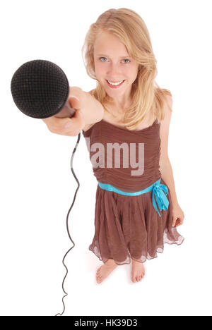 Teenager-Mädchen hält ein Mikrofon vor. Isoliert auf weißem Hintergrund Stockfoto