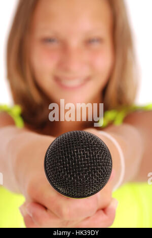 Teenager-Mädchen hält ein Mikrofon vor. Konzentrieren Sie sich auf das Mikrofon. Isoliert auf weißem Hintergrund Stockfoto