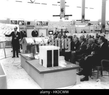 Arzt George Mueller gibt Saturn V Orientierung an US-Präsident John F. Kennedy und Funktionäre im Blockhaus 37 in Cape Canaveral, Florida. Vordere Reihe, von links nach rechts: George Low, Arzt Kurt Debus, Arzt Robert Seamans, James Webb, Präsident Ken Stockfoto