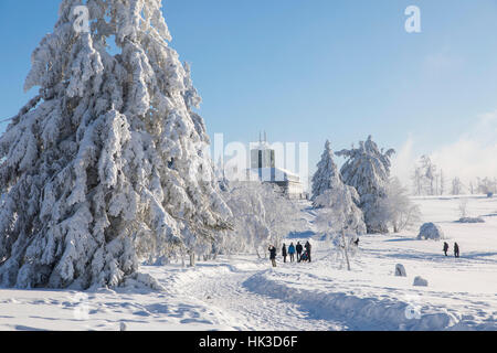 Winter im Bereich Sauerland, Deutschland, am Kahler Asten Berg, höchste Erhebung in Nord-Rhein-Westfalen, Schnee bedeckt, Bäume, Landschaft, sonnigen wea Stockfoto