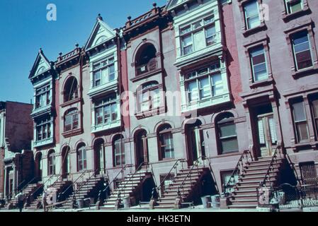 Drehen des Jahrhunderts Brownstone Wohnungen gemalt und von ihren Besitzern in Brooklyn, New York City, New York City, New York, Juli 1974 renoviert. Bild mit freundlicher Genehmigung National Archives. Stockfoto