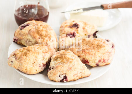 Hausgemachte klassische Bäckerei, Sahne-Scones mit Kirsche.  Traditionelle irische schnelles Brot serviert mit Butter und bewahrt Stockfoto