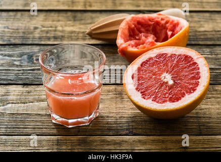 Glas frische Bio-pink-Grapefruit Saft trinkfertig Stockfoto