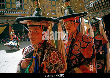 Black Hat Tänzerinnen im Paro Tshechu, Maske Tanzfestival in Paro Dzong, Bhutan Stockfoto